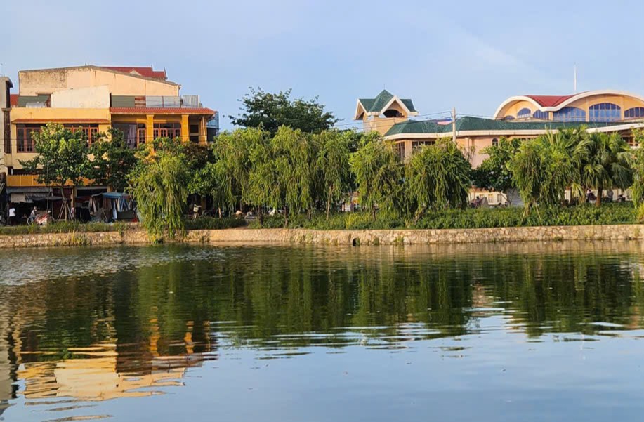 Xử lý đảm bảo môi trường tại hồ Nam Lý nơi xuất hiện cá chết bất thường- Ảnh 1. Xử lý đảm bảo môi trường tại hồ Nam Lý nơi xuất hiện cá chết bất thường- Ảnh 1.