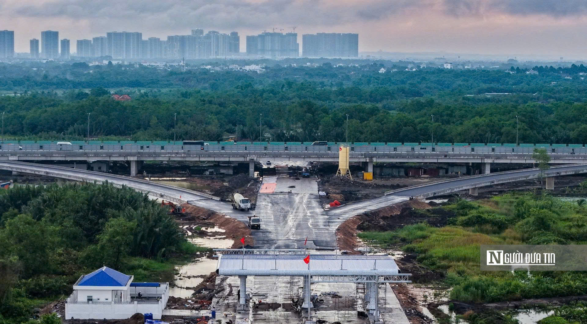 Xuyên đêm thi công cầu Nhơn Trạch, "mảnh ghép" trọng yếu của Vành đai 3 Tp.HCM- Ảnh 10. Xuyên đêm thi công cầu Nhơn Trạch, "mảnh ghép" trọng yếu của Vành đai 3 Tp.HCM- Ảnh 10.