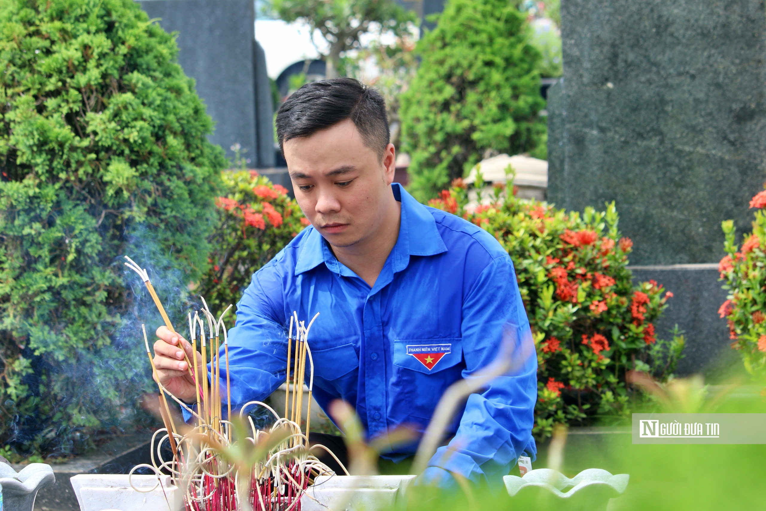 Đoàn Thanh niên Hội Luật gia Việt Nam tưởng niệm các anh hùng liệt sĩ dịp 27/7 - Ảnh 9.