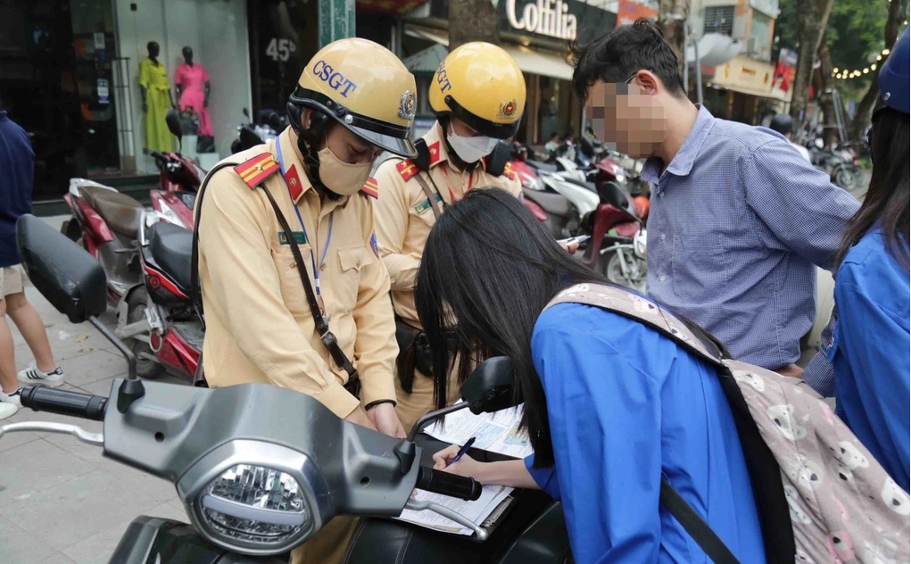 Đi xe trên đường phải đặc biệt lưu ý 2 khung giờ này nếu không muốn bị phạt nặng - Ảnh 1.