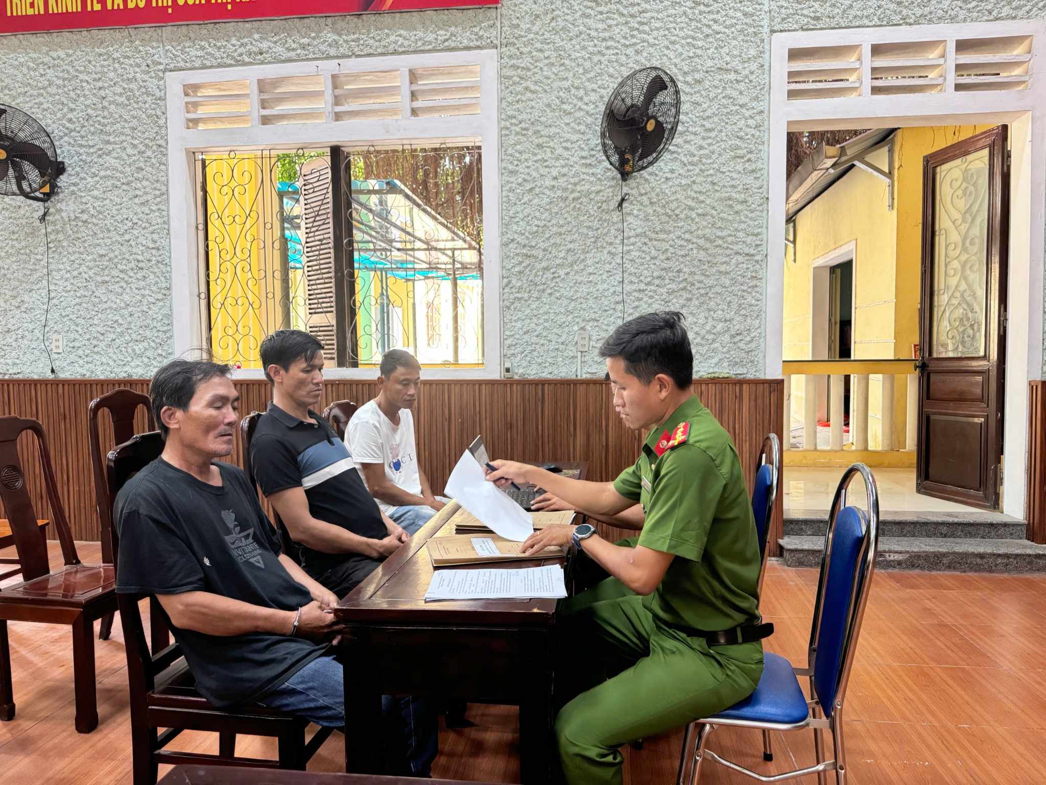 Truy vết xuyên tỉnh, bắt “nóng” nhóm đối tượng trộm cây cảnh giá trị cao ở Huế- Ảnh 1. Truy vết xuyên tỉnh, bắt “nóng” nhóm đối tượng trộm cây cảnh giá trị cao ở Huế- Ảnh 1.