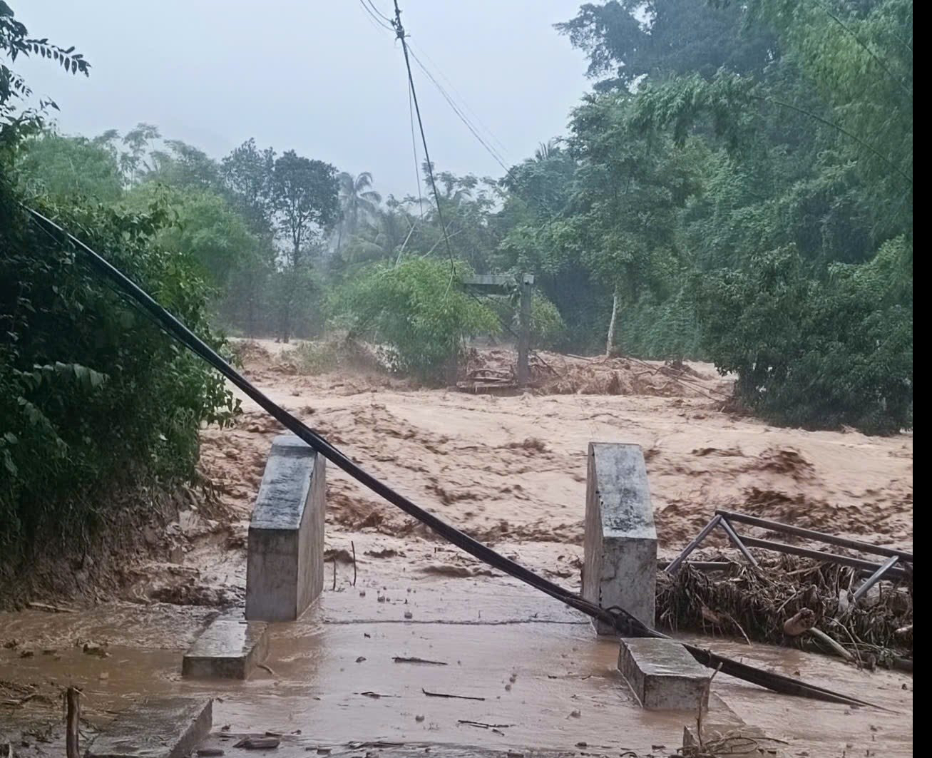 Hình ảnh nhiều tuyến đường vùng lũ bị sạt lở nghiêm trọng - Ảnh 9.
