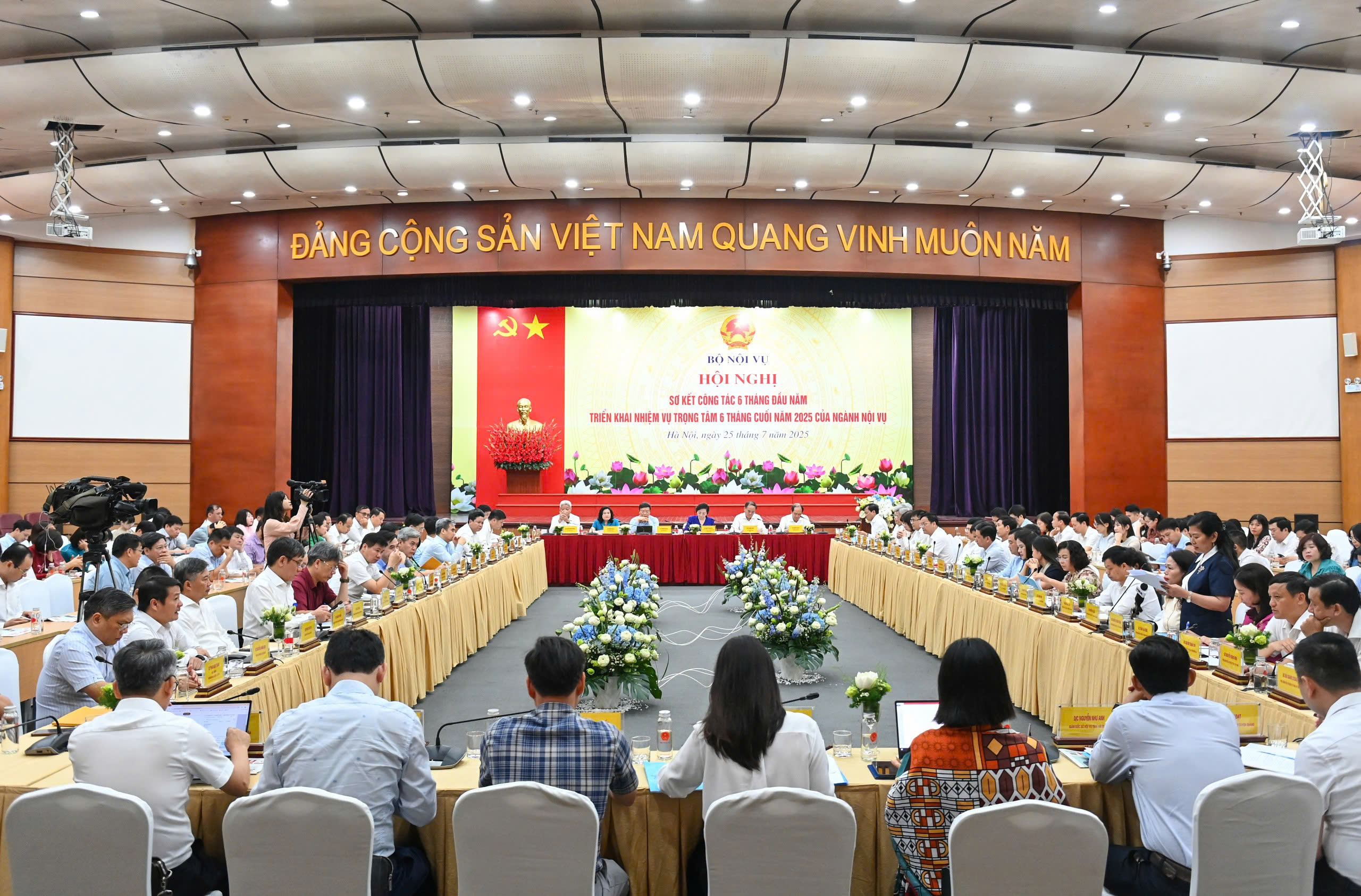 Hơn 77.000 cán bộ, công chức nghỉ việc sau sắp xếp bộ máy - Ảnh 2.