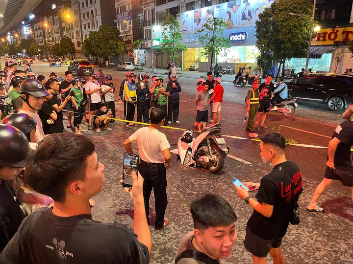 Hà Nội: "Hố tử thần" bất ngờ xuất hiện trên đường khiến xe máy gặp nạn - Ảnh 3. Hà Nội: "Hố tử thần" bất ngờ xuất hiện trên đường khiến xe máy gặp nạn - Ảnh 3.
