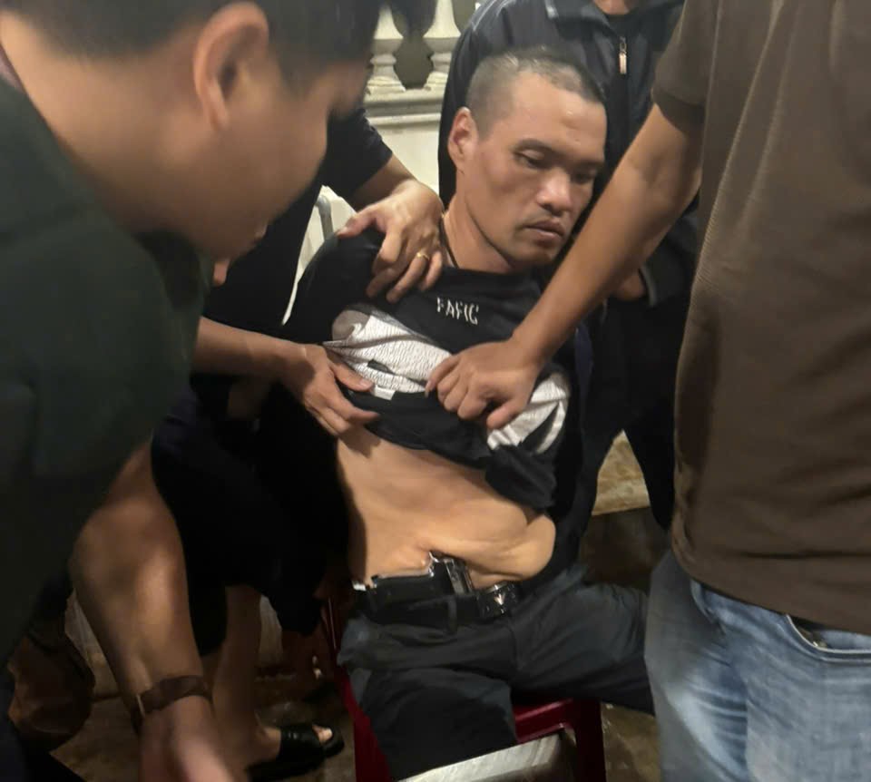 Kẻ chống người thi hành công vụ bị bắt cùng hàng loạt vũ khí trên người- Ảnh 1. Kẻ chống người thi hành công vụ bị bắt cùng hàng loạt vũ khí trên người- Ảnh 1.