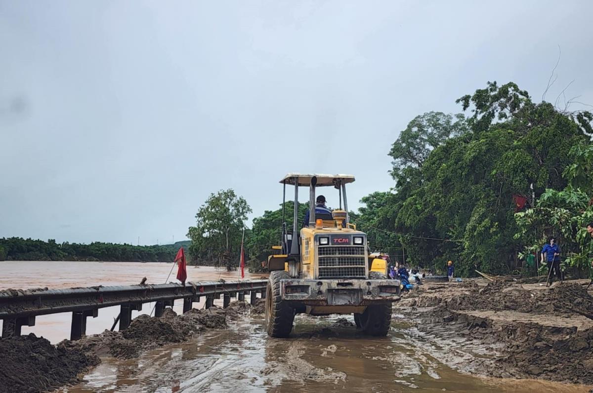 Nhiều trường học ở rốn lũ Nghệ An ngập ngụa trong bùn đất- Ảnh 7.