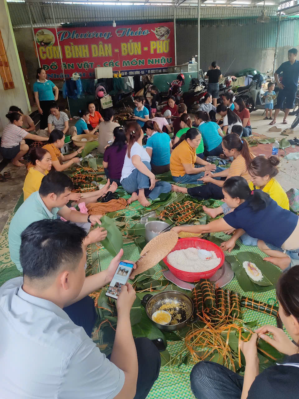 Xúc động những suất cơm nóng ấm lòng người dân vùng lũ xứ Nghệ- Ảnh 8.