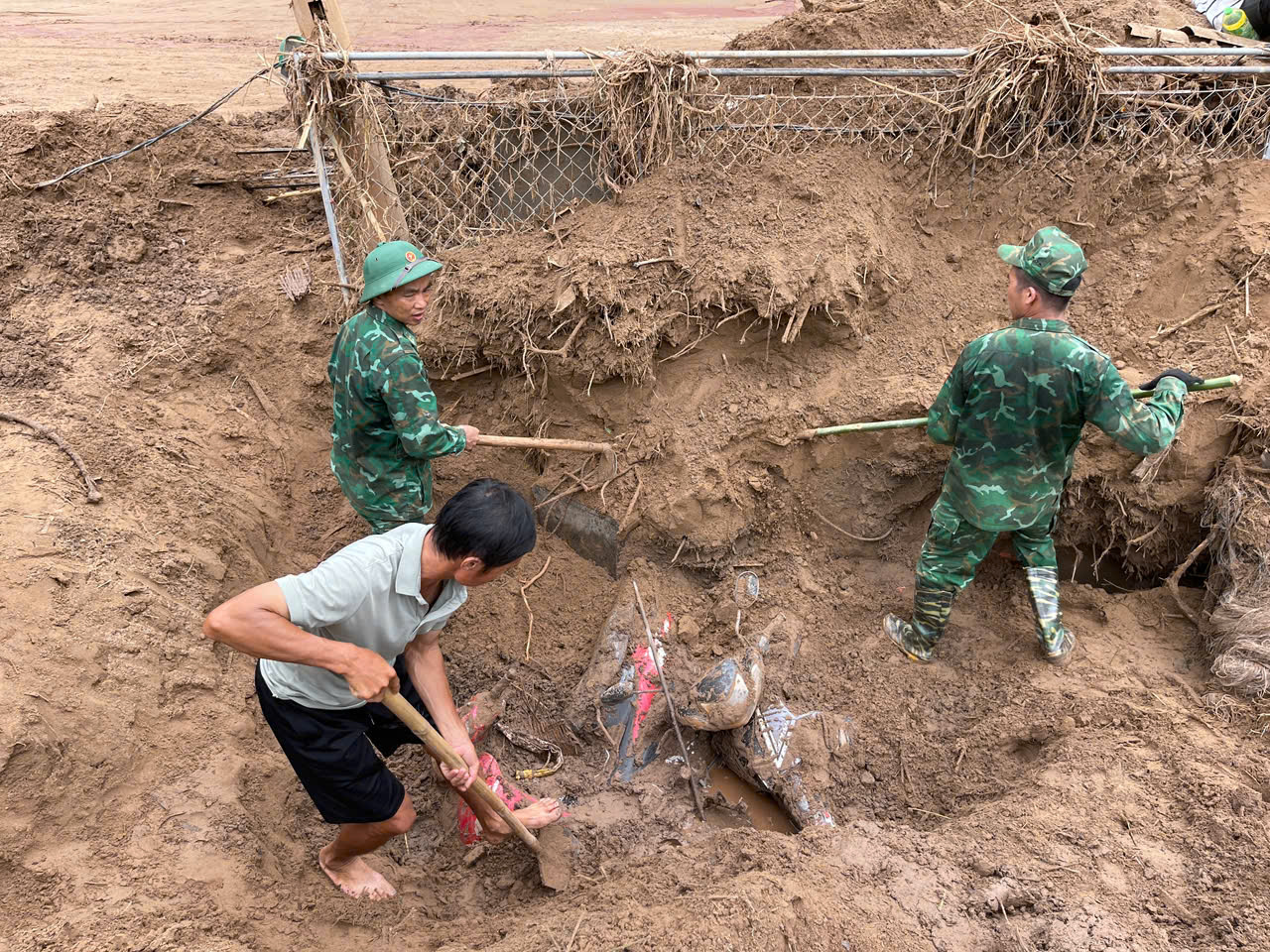 Xúc động những suất cơm nóng ấm lòng người dân vùng lũ xứ Nghệ- Ảnh 10.