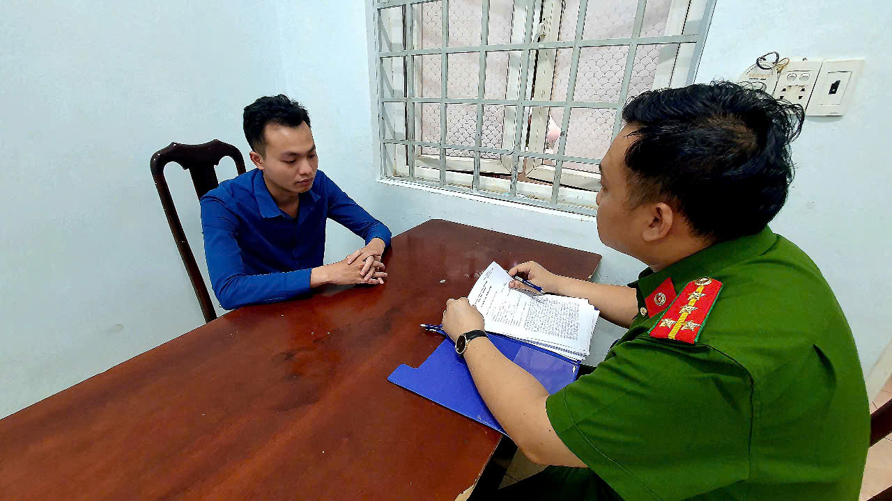 Bắt đối tượng dùng “bùa ngải tâm linh” dẫn dụ người phụ nữ quay video khỏa thân để tống tiền- Ảnh 1.
