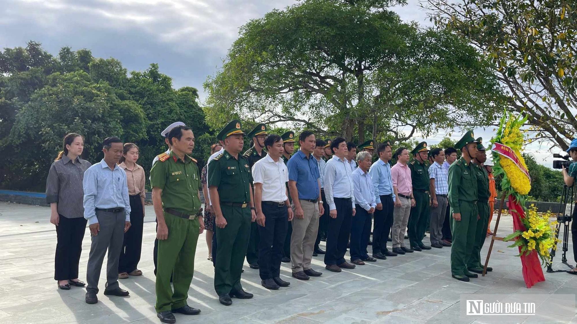 Giọt nước mắt nghẹn ngào của lão nông tìm thấy nơi ghi danh người cha liệt sĩ trên đảo Cồn Cỏ- Ảnh 1. Giọt nước mắt nghẹn ngào của lão nông tìm thấy nơi ghi danh người cha liệt sĩ trên đảo Cồn Cỏ- Ảnh 1.
