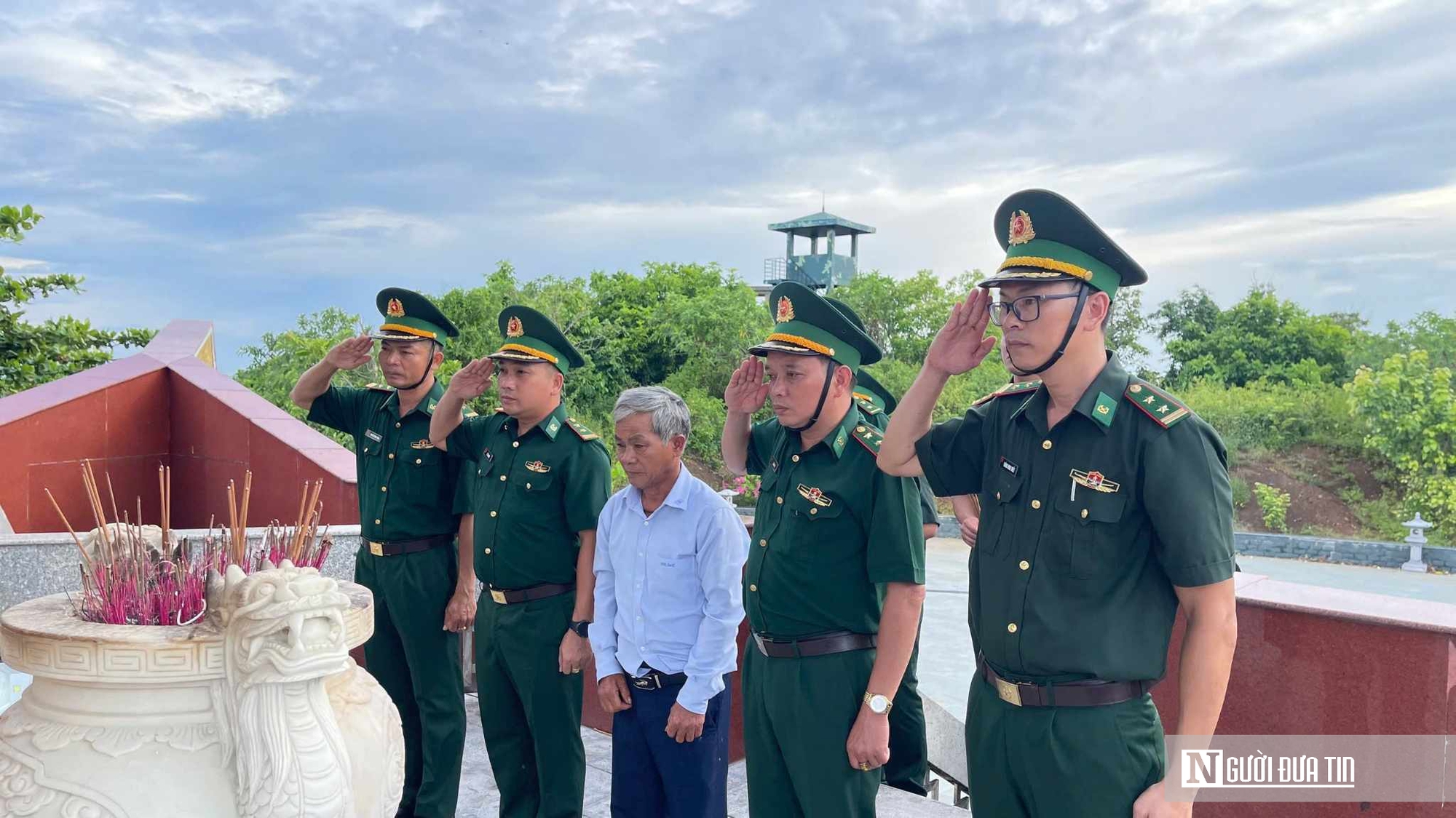 Giọt nước mắt nghẹn ngào của lão nông tìm thấy nơi ghi danh người cha liệt sĩ trên đảo Cồn Cỏ- Ảnh 2. Giọt nước mắt nghẹn ngào của lão nông tìm thấy nơi ghi danh người cha liệt sĩ trên đảo Cồn Cỏ- Ảnh 2.