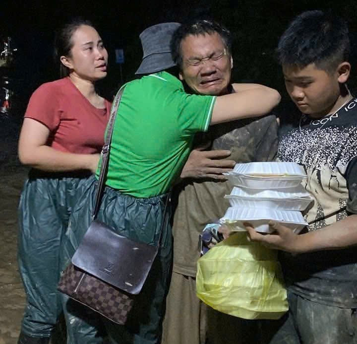 Xúc động những suất cơm nóng ấm lòng người dân vùng lũ xứ Nghệ- Ảnh 6.