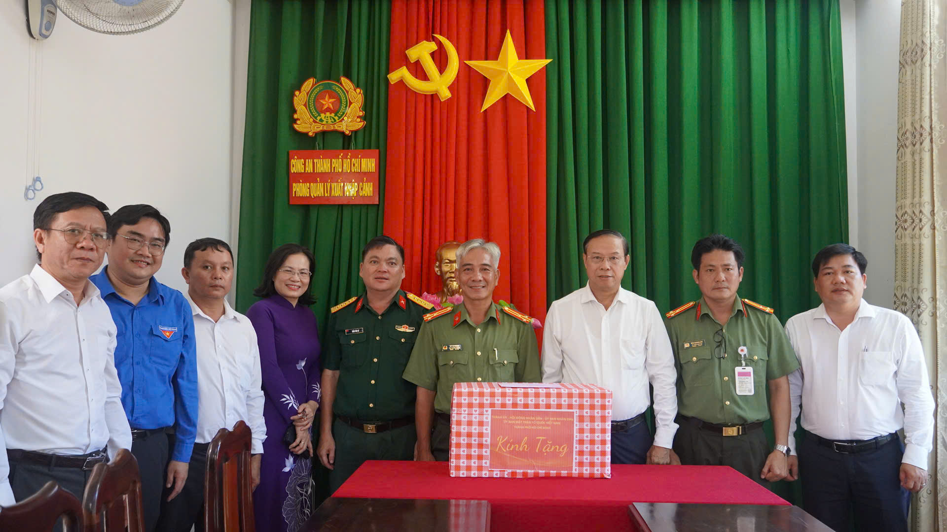 Lãnh đạo Tp.HCM thăm, tri ân các gia đình chính sách- Ảnh 12.