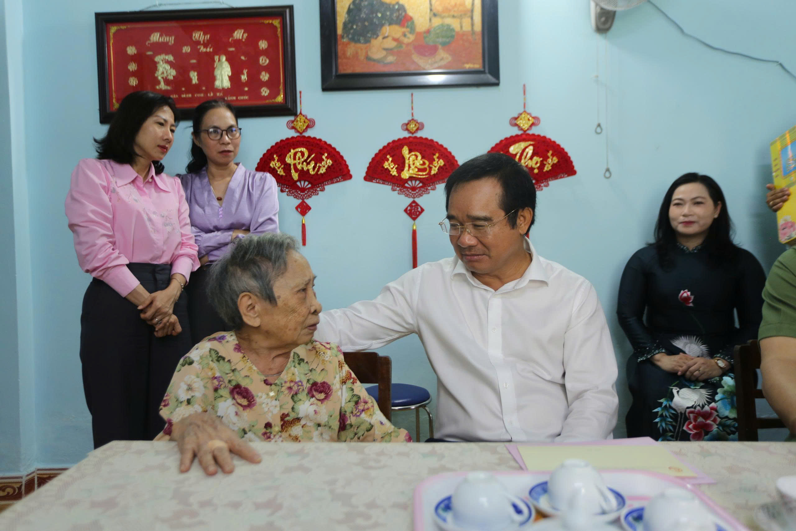 Lãnh đạo Tp.HCM thăm, tri ân các gia đình chính sách- Ảnh 9.