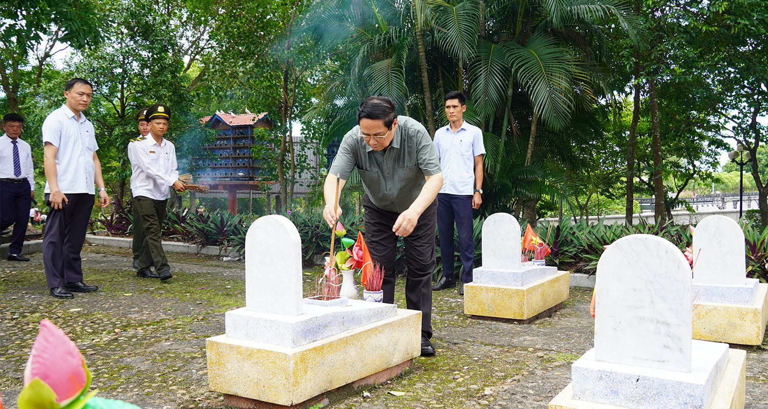 Thủ tướng thăm Mẹ Việt Nam Anh hùng và dâng hương tưởng niệm tại các “địa chỉ đỏ” ở Quảng Trị- Ảnh 1.