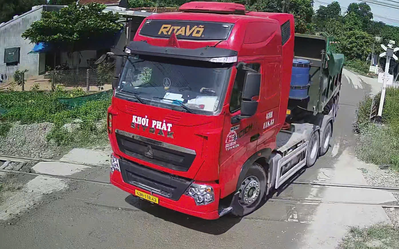 Phạt tài xế điều khiển xe đầu kéo tông gãy rào chắn đường sắt rồi bỏ chạy- Ảnh 2.
