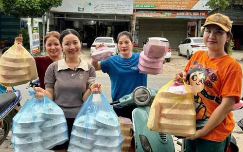 Xúc động những suất cơm nóng ấm lòng người dân vùng lũ xứ Nghệ- Ảnh 3.