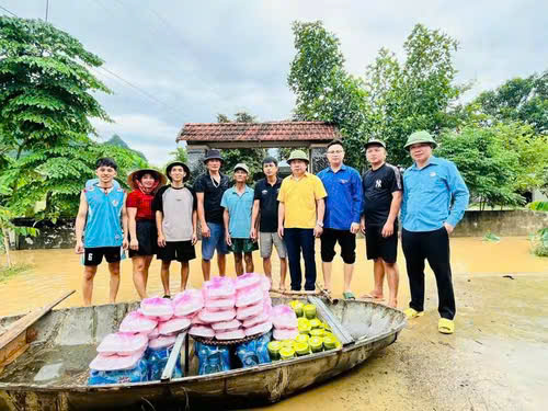 Xúc động những suất cơm nóng ấm lòng người dân vùng lũ xứ Nghệ- Ảnh 5.