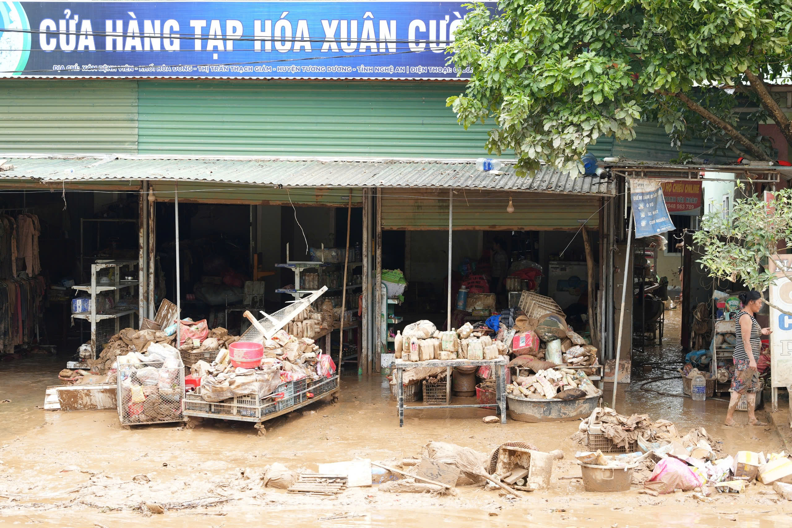 Xúc động những suất cơm nóng ấm lòng người dân vùng lũ xứ Nghệ- Ảnh 1.