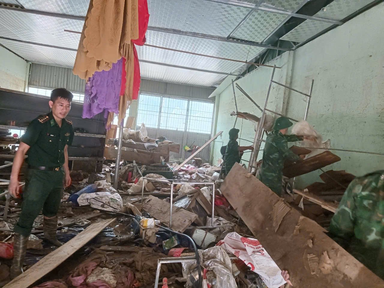 Hình ảnh nhói lòng: Bản làng có hàng chục ngôi nhà bị lũ dữ san bằng- Ảnh 12. Hình ảnh nhói lòng: Bản làng có hàng chục ngôi nhà bị lũ dữ san bằng- Ảnh 12.