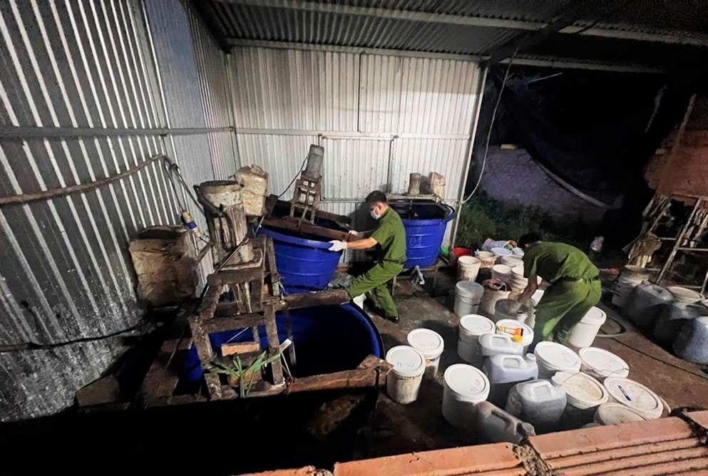 Phát hiện hơn 3.000 lít dung dịch, 5 tấn hóa chất nghi dùng làm phân bón giả- Ảnh 1. Phát hiện hơn 3.000 lít dung dịch, 5 tấn hóa chất nghi dùng làm phân bón giả- Ảnh 1.