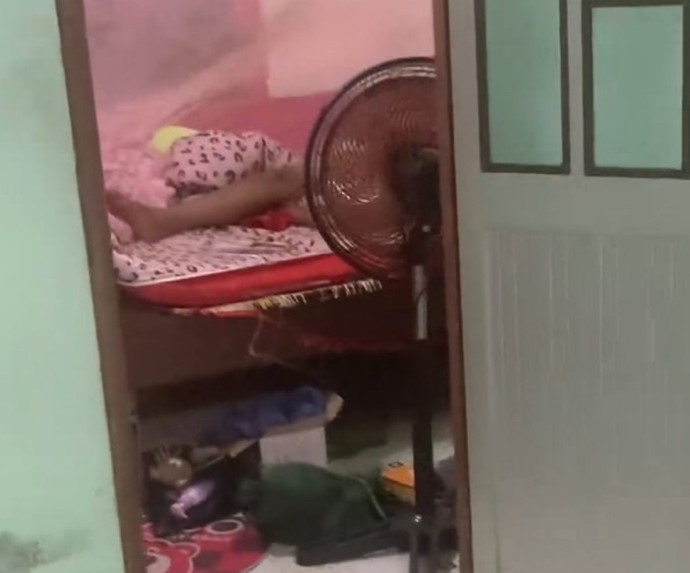 Video hy hữu nam thanh niên đột nhập nhà dân, lục tung đồ rồi nằm ngủ trên giường- Ảnh 1. Video hy hữu nam thanh niên đột nhập nhà dân, lục tung đồ rồi nằm ngủ trên giường- Ảnh 1.