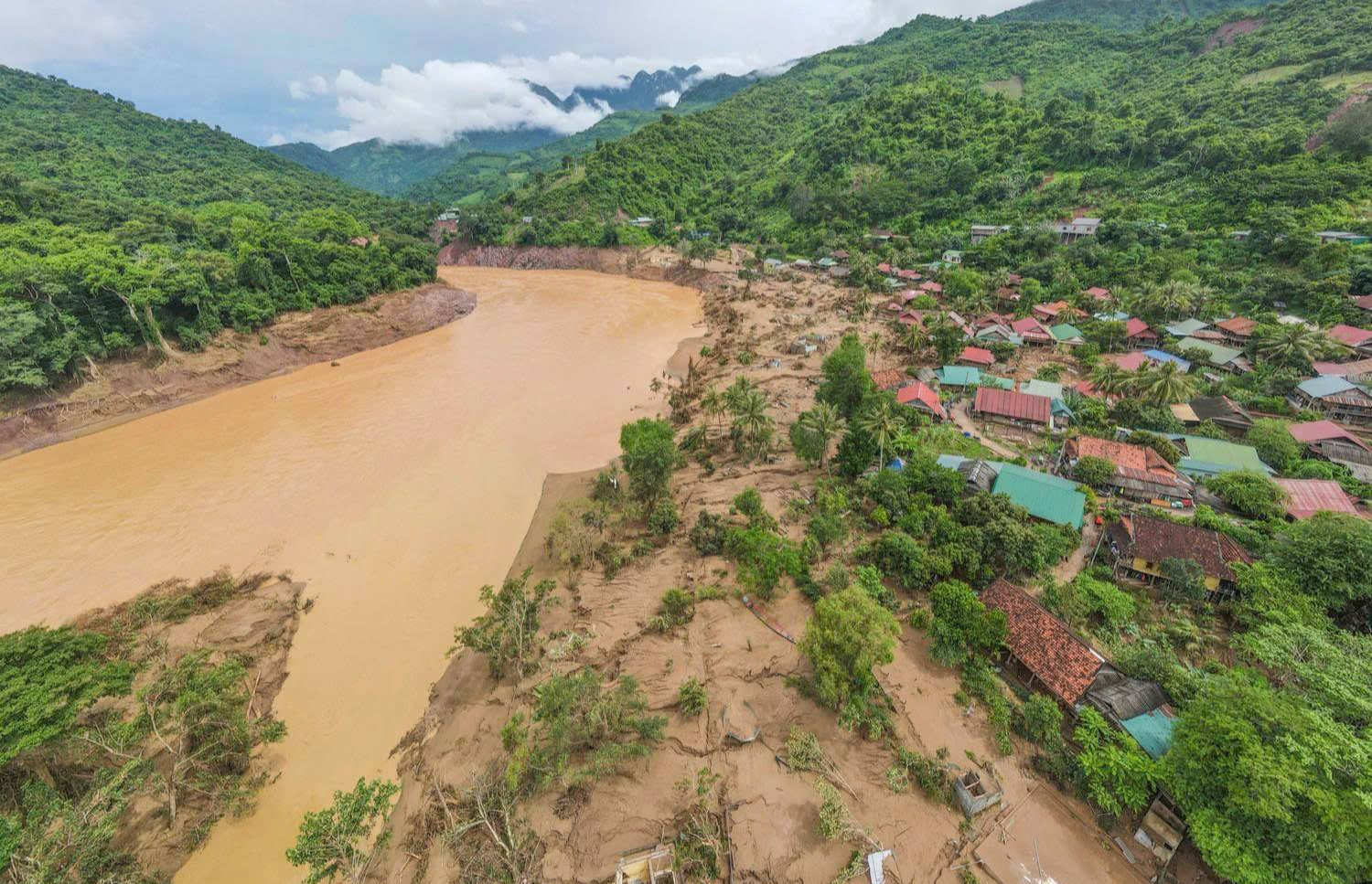 Hình ảnh nhói lòng: Bản làng có hàng chục ngôi nhà bị lũ dữ san bằng- Ảnh 1. Hình ảnh nhói lòng: Bản làng có hàng chục ngôi nhà bị lũ dữ san bằng- Ảnh 1.