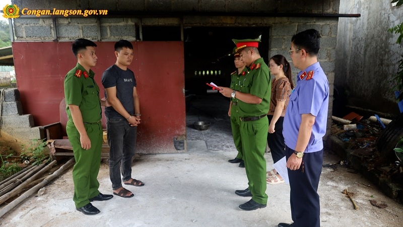 Khởi tố 2 đối tượng giết mổ, tiêu thụ thịt lợn nhiễm bệnh dịch tả châu Phi- Ảnh 1. Khởi tố 2 đối tượng giết mổ, tiêu thụ thịt lợn nhiễm bệnh dịch tả châu Phi- Ảnh 1.