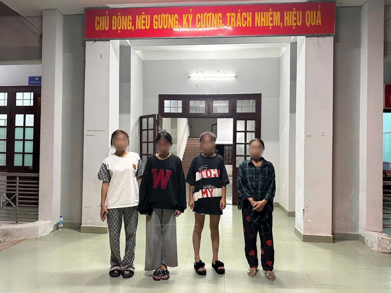 Quảng Ngãi: Công an xã kịp thời giải cứu các bé gái bị dụ dỗ lao động ngoài tỉnh- Ảnh 1. Quảng Ngãi: Công an xã kịp thời giải cứu các bé gái bị dụ dỗ lao động ngoài tỉnh- Ảnh 1.
