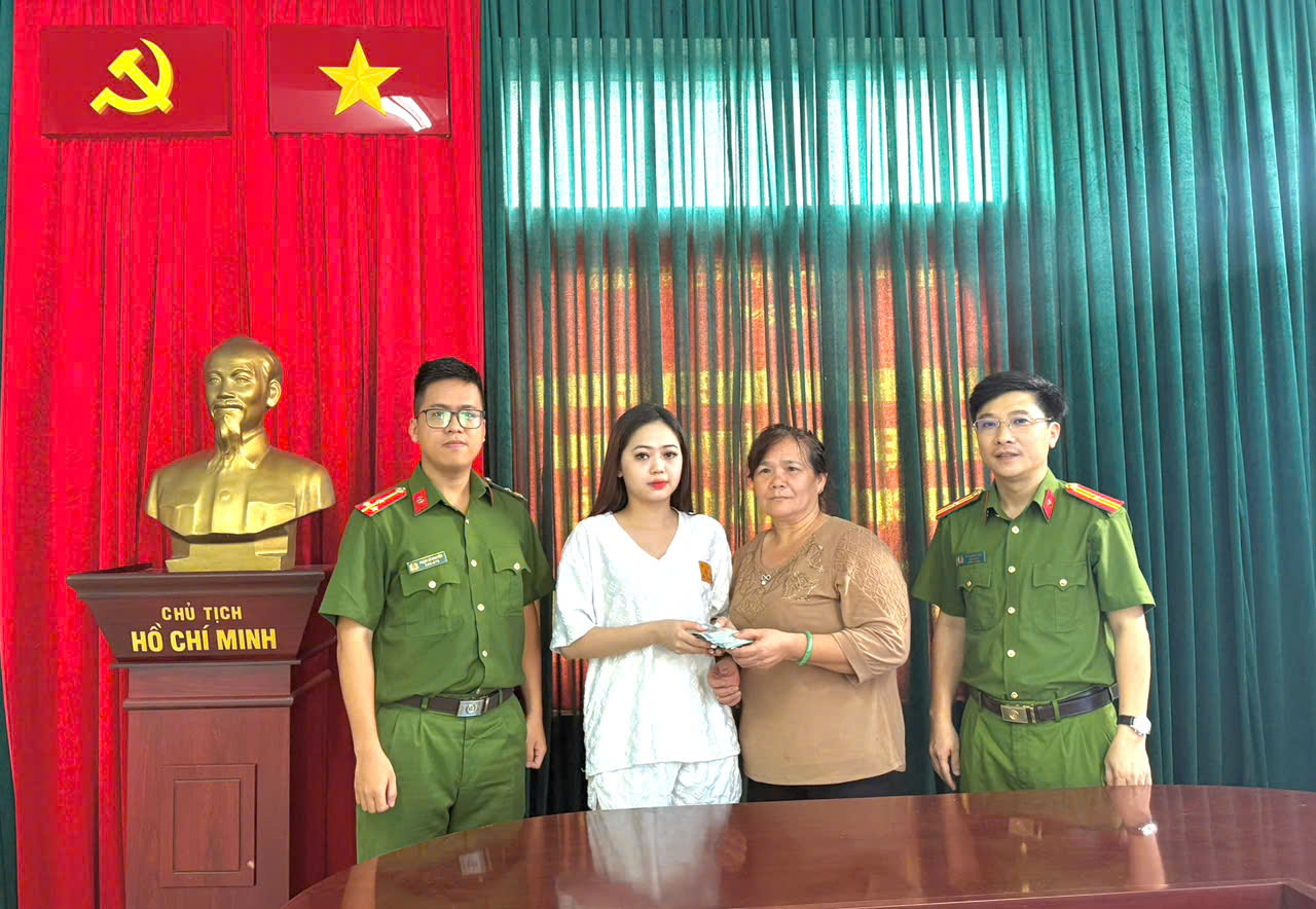 Người phụ nữ đánh rơi hàng chục triệu đồng trên đường và hành động đẹp của cô gái trẻ- Ảnh 1. Người phụ nữ đánh rơi hàng chục triệu đồng trên đường và hành động đẹp của cô gái trẻ- Ảnh 1.