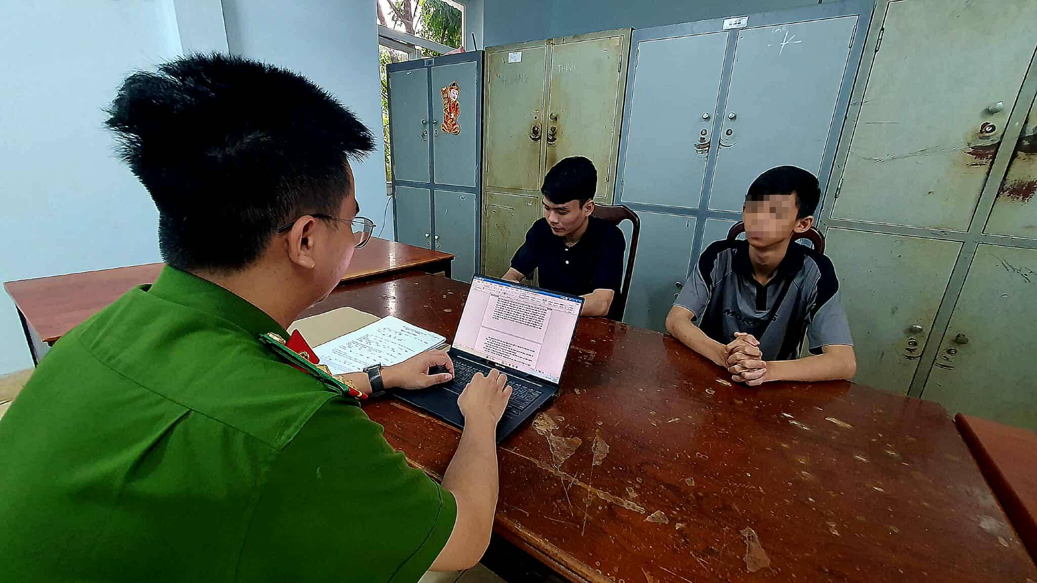 Cho rằng bị nhìn đểu, 2 đối tượng dùng dao tấn công 2 người trọng thương- Ảnh 1.