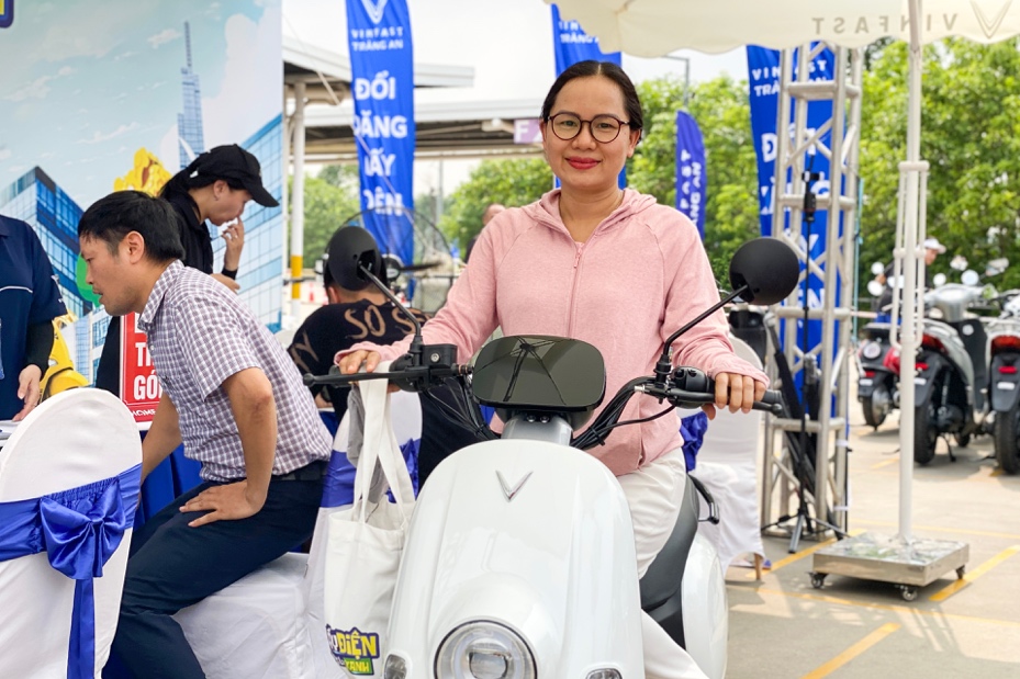 Người dân Thủ đô rủ nhau đi sắm xe máy điện: Khách hàng cũ mua thêm, người mới bị thuyết phục ngay sau khi lái thử- Ảnh 2. Người dân Thủ đô rủ nhau đi sắm xe máy điện: Khách hàng cũ mua thêm, người mới bị thuyết phục ngay sau khi lái thử- Ảnh 2.