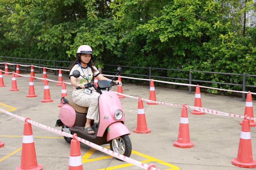 Người dân Thủ đô rủ nhau đi sắm xe máy điện: Khách hàng cũ mua thêm, người mới bị thuyết phục ngay sau khi lái thử- Ảnh 5. Người dân Thủ đô rủ nhau đi sắm xe máy điện: Khách hàng cũ mua thêm, người mới bị thuyết phục ngay sau khi lái thử- Ảnh 5.