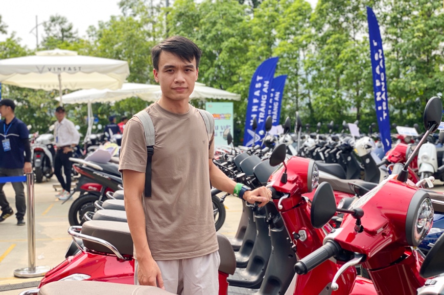 Người dân Thủ đô rủ nhau đi sắm xe máy điện: Khách hàng cũ mua thêm, người mới bị thuyết phục ngay sau khi lái thử- Ảnh 6. Người dân Thủ đô rủ nhau đi sắm xe máy điện: Khách hàng cũ mua thêm, người mới bị thuyết phục ngay sau khi lái thử- Ảnh 6.