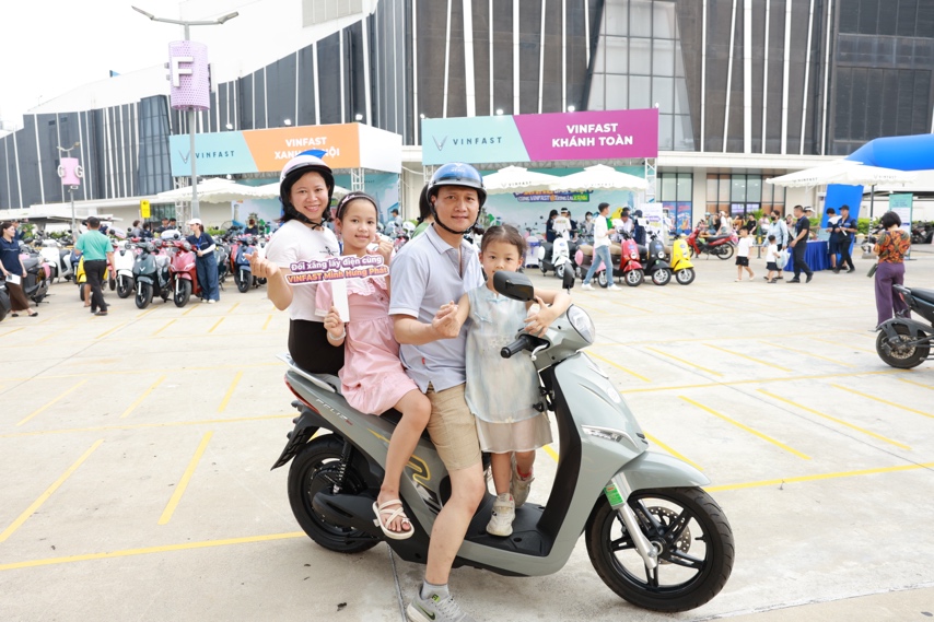 Người dân Thủ đô rủ nhau đi sắm xe máy điện: Khách hàng cũ mua thêm, người mới bị thuyết phục ngay sau khi lái thử- Ảnh 7. Người dân Thủ đô rủ nhau đi sắm xe máy điện: Khách hàng cũ mua thêm, người mới bị thuyết phục ngay sau khi lái thử- Ảnh 7.