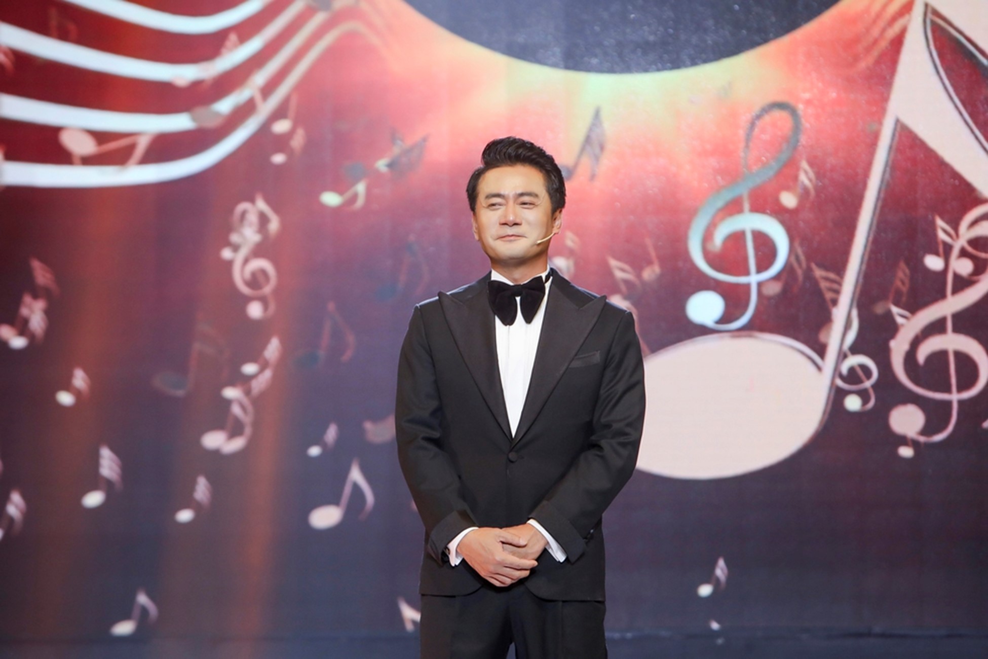 "Jang Dong Gun màn ảnh Việt" Trương Minh Cường gây bất ngờ với khả năng ca hát- Ảnh 4. "Jang Dong Gun màn ảnh Việt" Trương Minh Cường gây bất ngờ với khả năng ca hát- Ảnh 4.