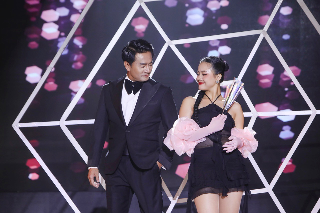 "Jang Dong Gun màn ảnh Việt" Trương Minh Cường gây bất ngờ với khả năng ca hát- Ảnh 3. "Jang Dong Gun màn ảnh Việt" Trương Minh Cường gây bất ngờ với khả năng ca hát- Ảnh 3.