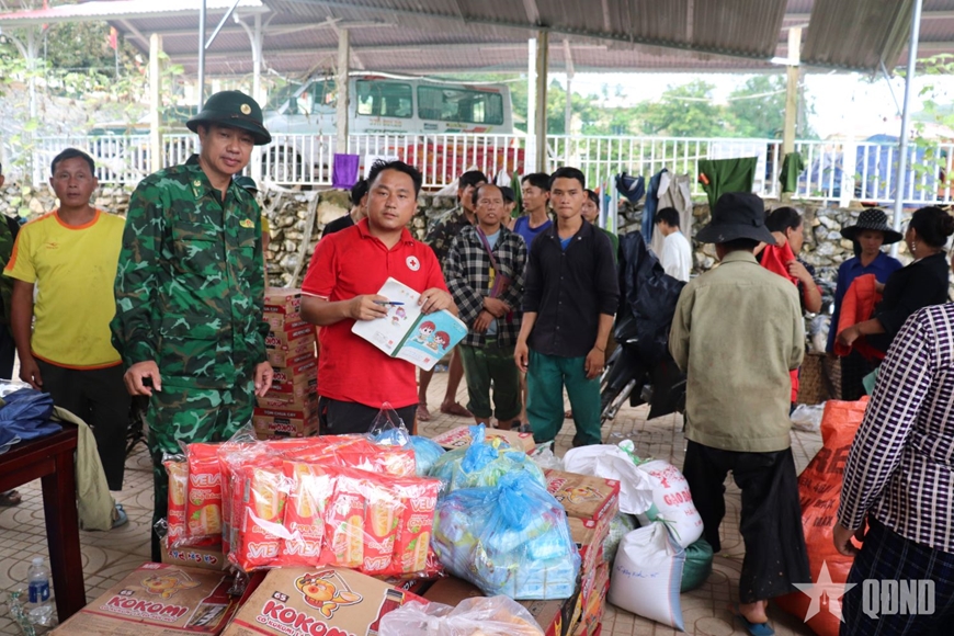 Người dân tâm lũ nhọc nhằn cõng hàng cứu trợ vượt đèo, lội suối về nhà- Ảnh 5.
