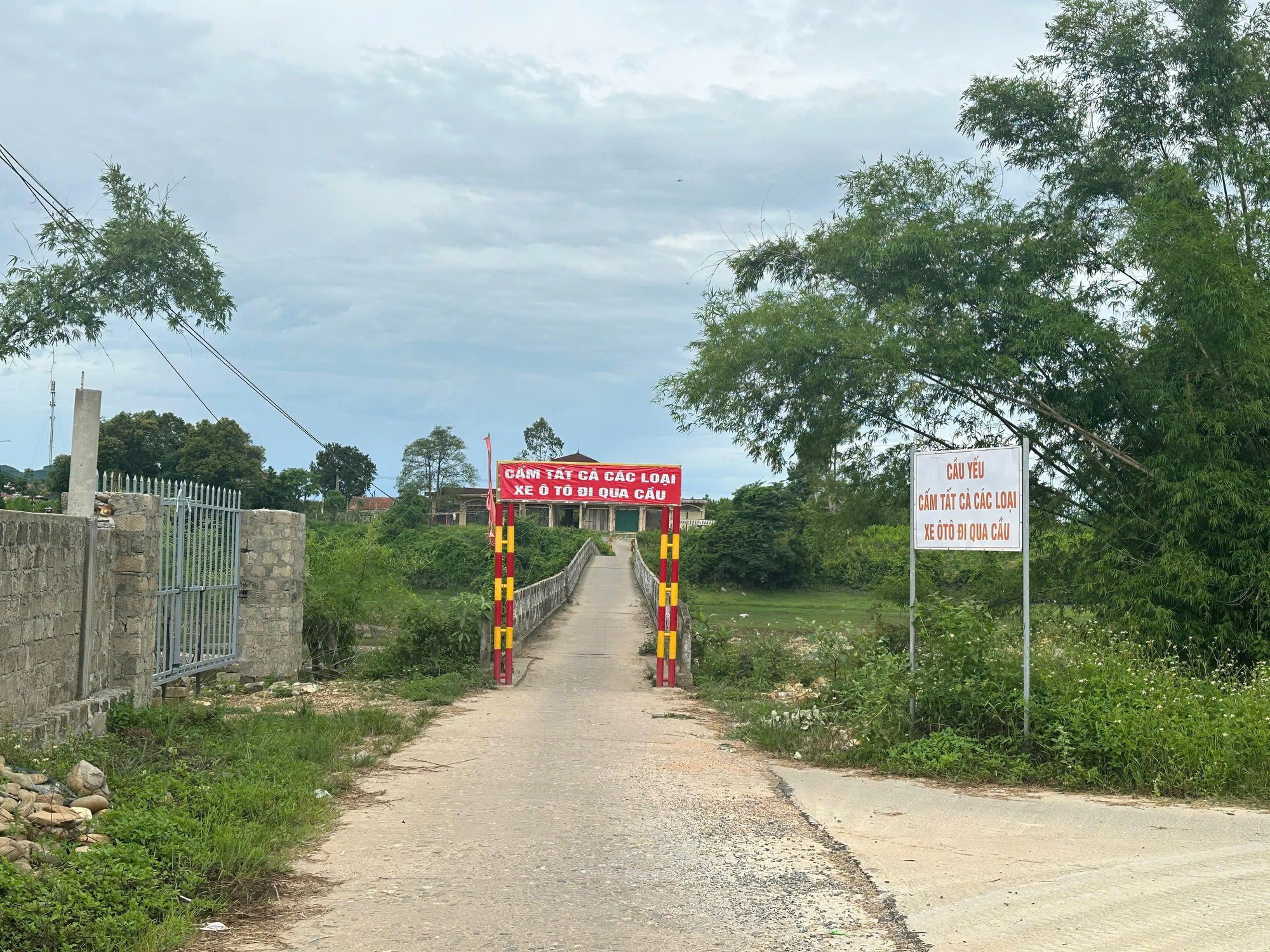 Thấp thỏm những cây cầu yếu trước mùa mưa bão cận kề- Ảnh 3. Thấp thỏm những cây cầu yếu trước mùa mưa bão cận kề- Ảnh 3.