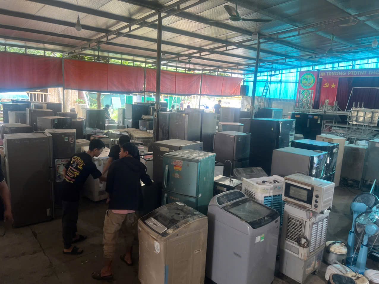 Ấm lòng nhóm thợ sửa chữa thiết bị điện miễn phí cho bà con rốn lũ Nghệ An- Ảnh 4. Ấm lòng nhóm thợ sửa chữa thiết bị điện miễn phí cho bà con rốn lũ Nghệ An- Ảnh 4.
