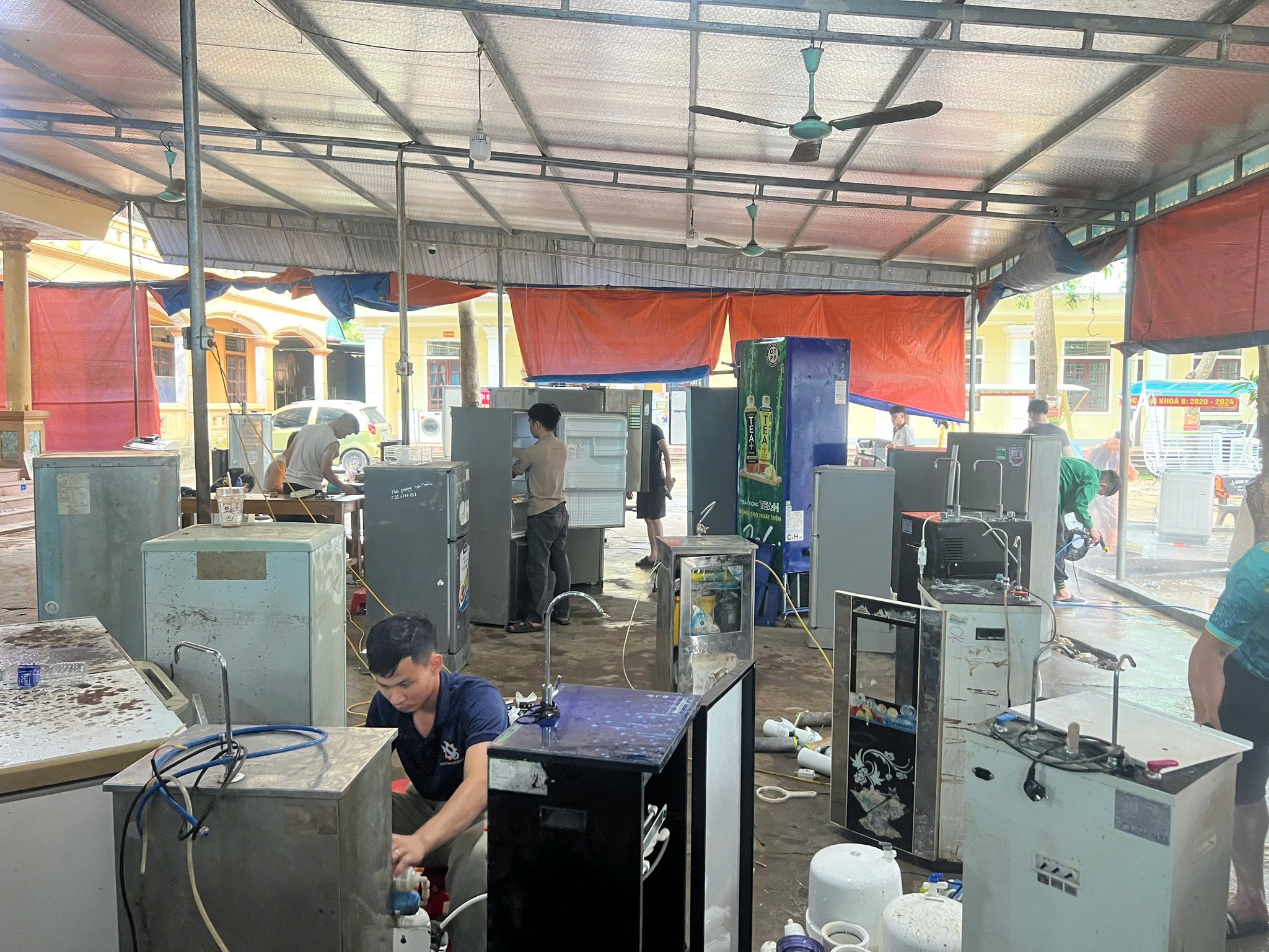 Ấm lòng nhóm thợ sửa chữa thiết bị điện miễn phí cho bà con rốn lũ Nghệ An- Ảnh 2. Ấm lòng nhóm thợ sửa chữa thiết bị điện miễn phí cho bà con rốn lũ Nghệ An- Ảnh 2.