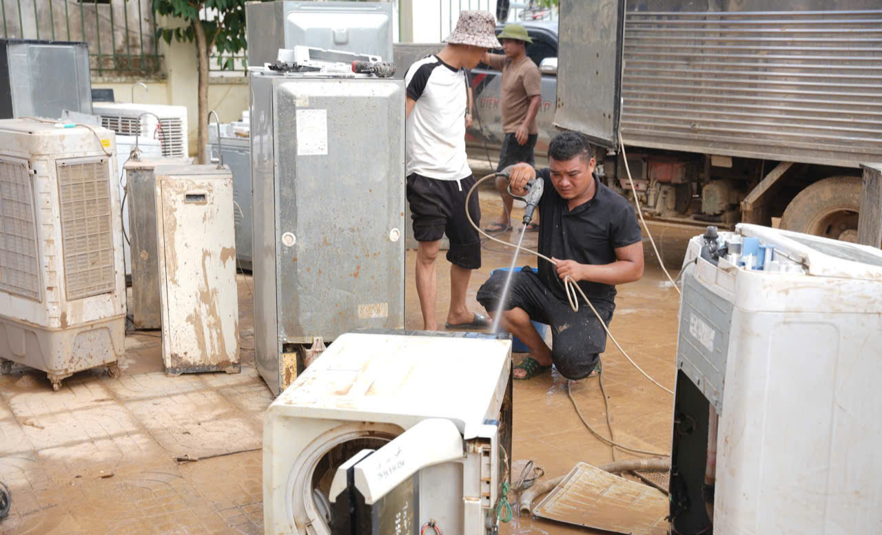 Ấm lòng nhóm thợ sửa chữa thiết bị điện miễn phí cho bà con rốn lũ Nghệ An- Ảnh 7. Ấm lòng nhóm thợ sửa chữa thiết bị điện miễn phí cho bà con rốn lũ Nghệ An- Ảnh 7.