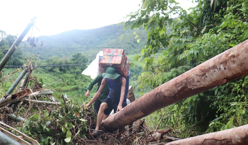 Người dân tâm lũ nhọc nhằn cõng hàng cứu trợ vượt đèo, lội suối về nhà- Ảnh 8.
