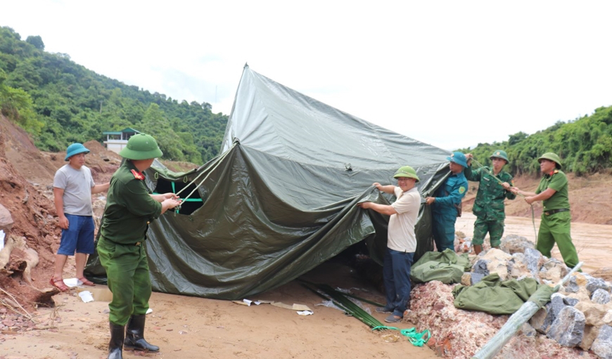 Người dân tâm lũ nhọc nhằn cõng hàng cứu trợ vượt đèo, lội suối về nhà- Ảnh 6.