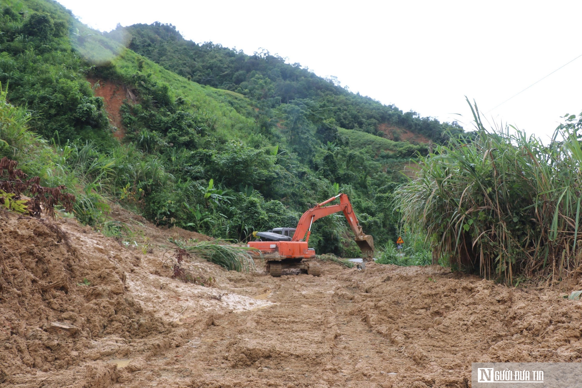 Người dân tâm lũ nhọc nhằn cõng hàng cứu trợ vượt đèo, lội suối về nhà- Ảnh 2.