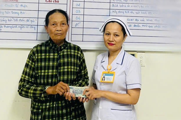 Mất ví giữa hành lang bệnh viện ung bướu, người phụ nữ bán vé số nghẹn ngào khi nhận lại - Ảnh 1.