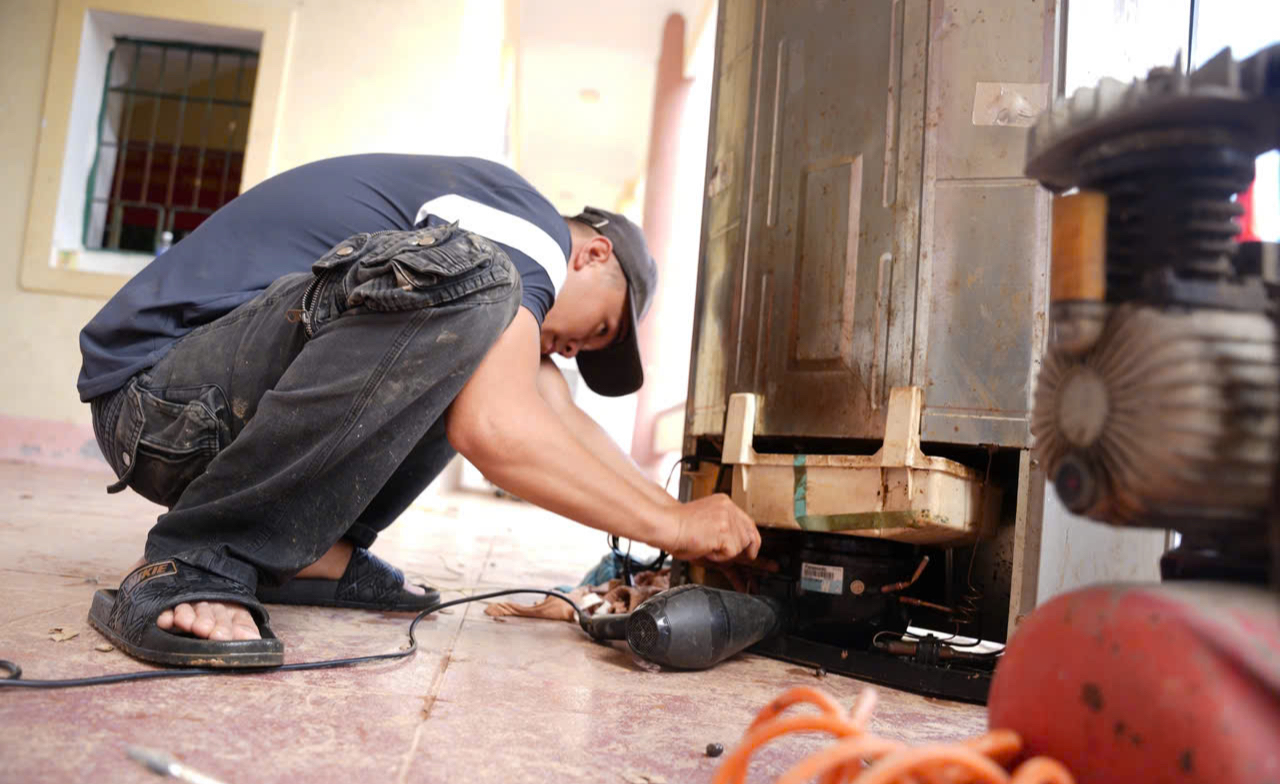 Ấm lòng nhóm thợ sửa chữa thiết bị điện miễn phí cho bà con rốn lũ Nghệ An- Ảnh 9. Ấm lòng nhóm thợ sửa chữa thiết bị điện miễn phí cho bà con rốn lũ Nghệ An- Ảnh 9.
