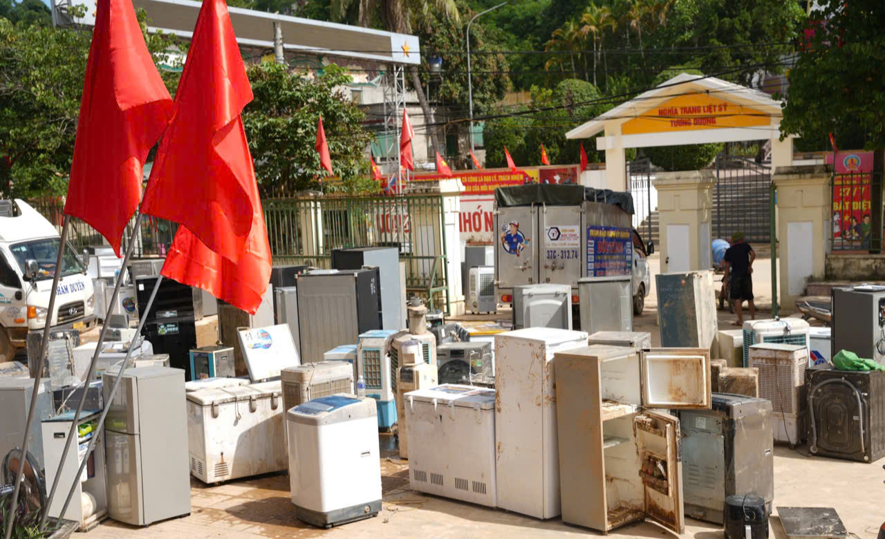 Ấm lòng nhóm thợ sửa chữa thiết bị điện miễn phí cho bà con rốn lũ Nghệ An- Ảnh 5. Ấm lòng nhóm thợ sửa chữa thiết bị điện miễn phí cho bà con rốn lũ Nghệ An- Ảnh 5.