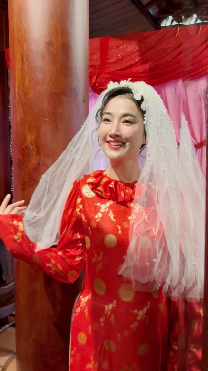 "Nữ hoàng phim xưa" diện áo dài cưới đỏ, úp mở chuyện lên xe hoa cùng bạn trai tin đồn kém 9 tuổi? - Ảnh 1.