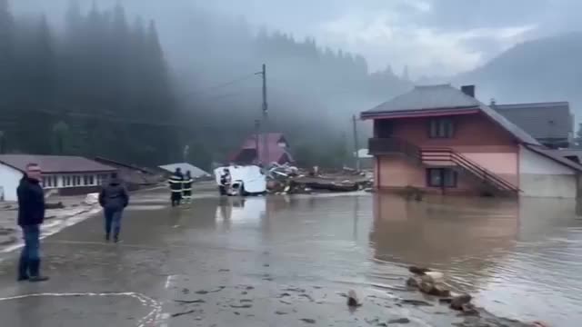Lũ lụt kinh hoàng tại Romania: Ít nhất 1 người thiệt mạng, hàng trăm người phải sơ tán - Ảnh 1. Lũ lụt kinh hoàng tại Romania: Ít nhất 1 người thiệt mạng, hàng trăm người phải sơ tán - Ảnh 1.
